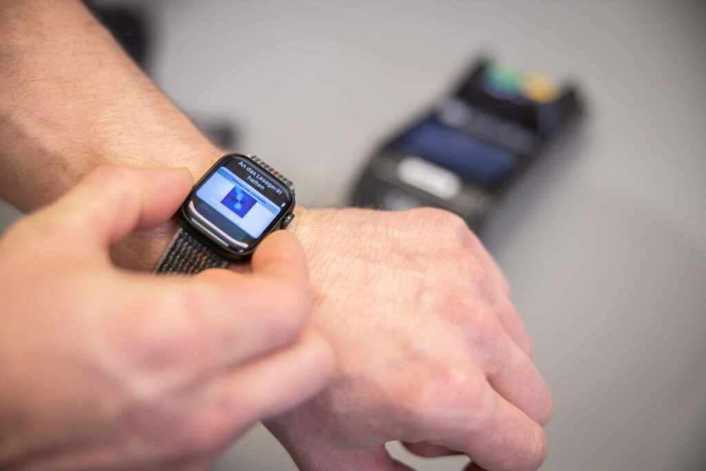 Kunde aktiviert Kartenzahlung über Apple Watch – POS-cashservice Terminals ermöglichen kontaktloses Bezahlen mit Smartwatches und mobilen Endgeräten