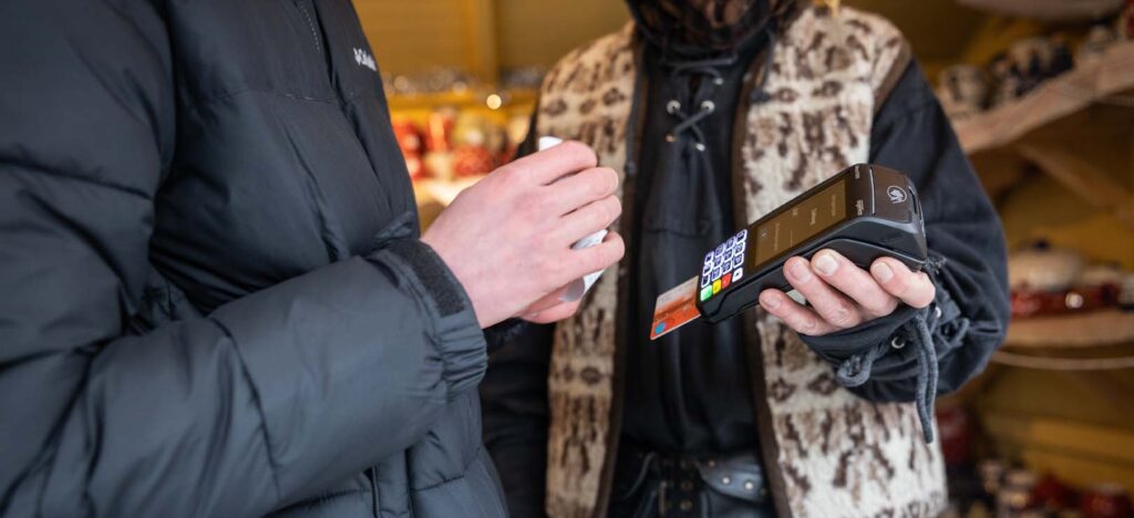 Kunde zahlt mit Karte an einem mobilen EC-Terminal im Außenbereich – POS-cashservice ermöglicht flexible Kartenzahlung für Märkte und mobile Händler