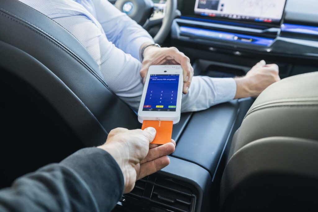 Zahlung mit Karte im Fahrzeug über das CCV A920 – POS-cashservice ermöglicht mobile EC-Zahlung für Außendienst, Lieferservice und Vor-Ort-Kundentermine