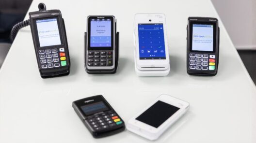 Verschiedene mobile Zahlungsgeräte auf einem Tisch