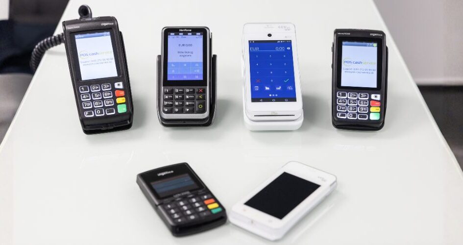 Verschiedene mobile Zahlungsgeräte auf einem Tisch