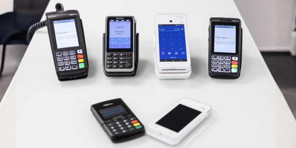 Verschiedene mobile Zahlungsgeräte auf einem Tisch