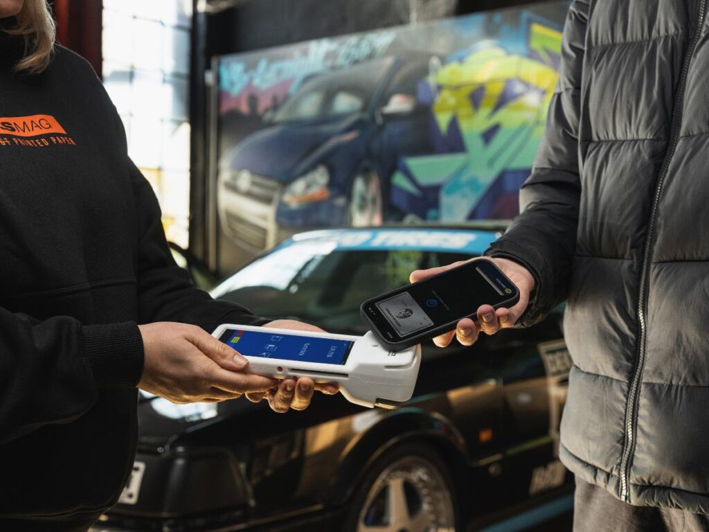 Bezahlen mit Smartphone Apple Pay und Amex Platiunum an einem CCV A960