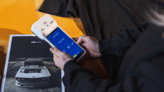 Kartenterminal CCV A960 wird über Tresen mit Automagazin gehalten