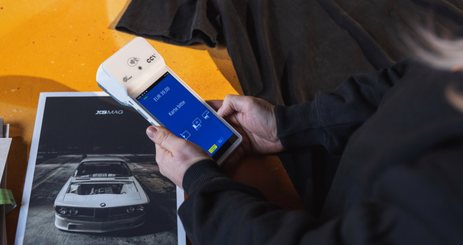 Kartenterminal CCV A960 wird über Tresen mit Automagazin gehalten